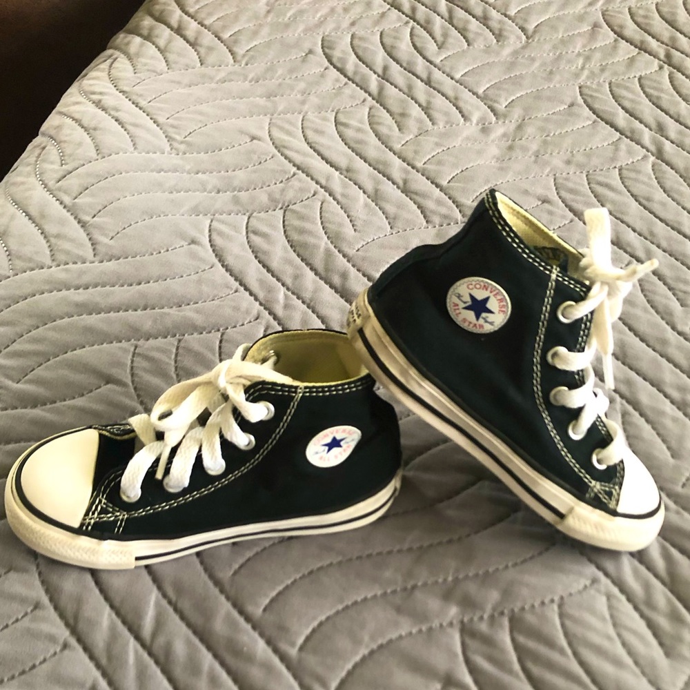 Converse All Star by Chuck Taylor Hi top kids size 8